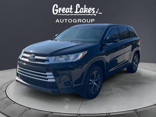 Midnight Black Metallic 2018 Toyota Highlander LE