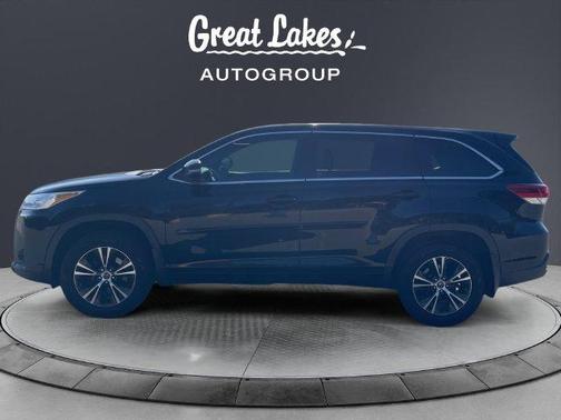 Midnight Black Metallic 2018 Toyota Highlander LE