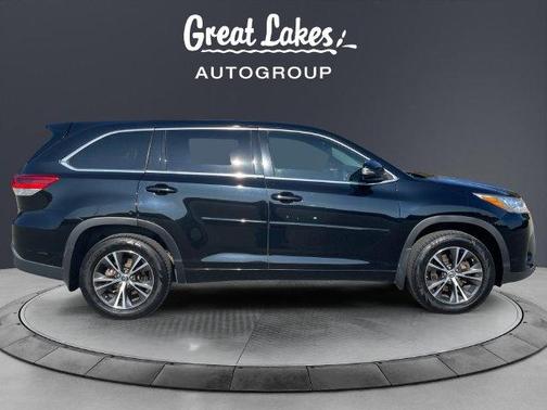 Midnight Black Metallic 2018 Toyota Highlander LE