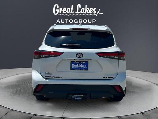 Pearl 2022 Toyota Highlander XLE