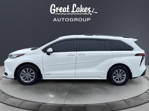 Super White 2021 Toyota Sienna LE