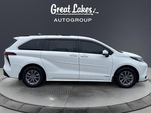 Super White 2021 Toyota Sienna LE