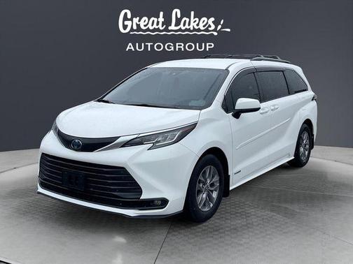 Super White 2021 Toyota Sienna LE