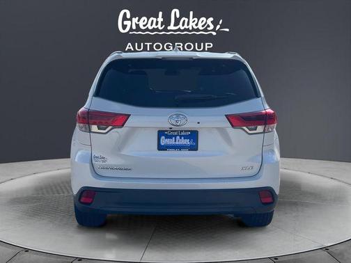 White 2019 Toyota Highlander XLE