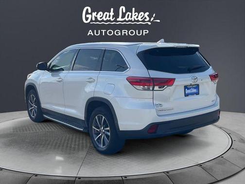 White 2019 Toyota Highlander XLE