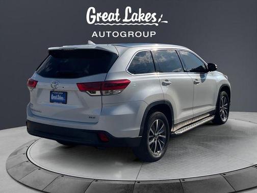 White 2019 Toyota Highlander XLE