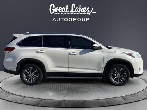 White 2019 Toyota Highlander XLE
