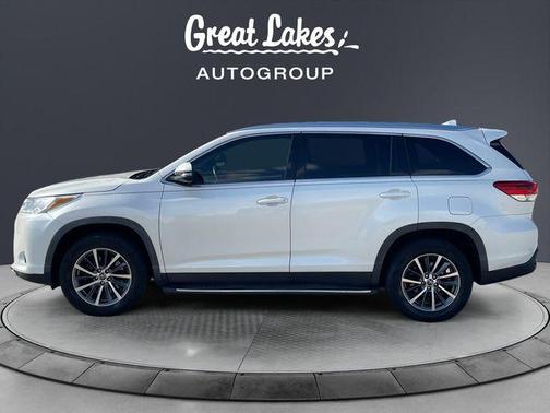 White 2019 Toyota Highlander XLE