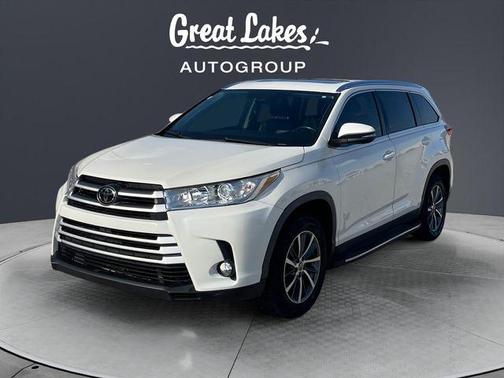White 2019 Toyota Highlander XLE