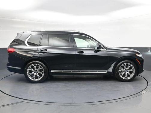 Black Sapphire Metallic 2021 BMW X7 xDrive40i