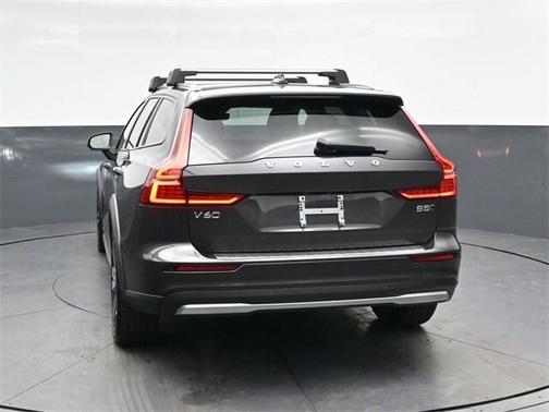 2024 Volvo V60 Cross Country B5 Plus