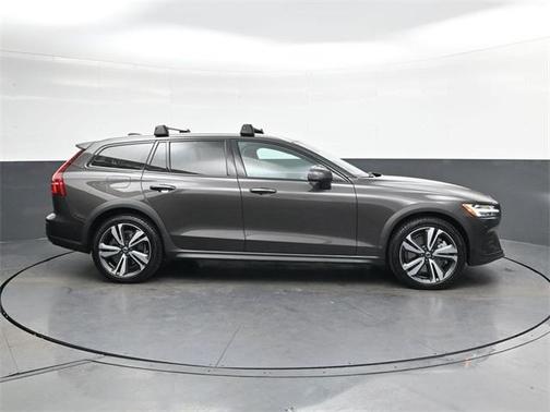 2024 Volvo V60 Cross Country B5 Plus