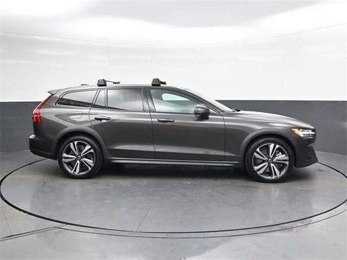 2024 Volvo V60 Cross Country B5 Plus