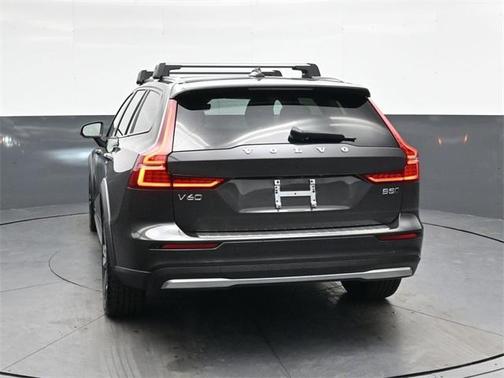 2024 Volvo V60 Cross Country B5 Plus