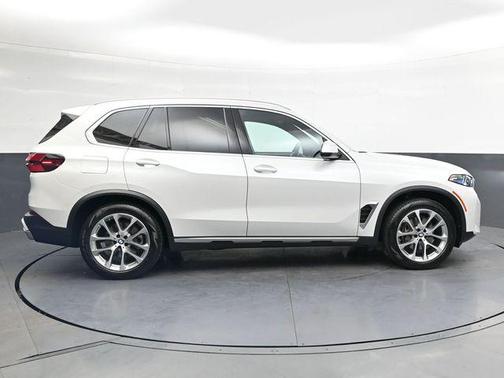 Mineral White Metallic 2024 BMW X5 xDrive40i