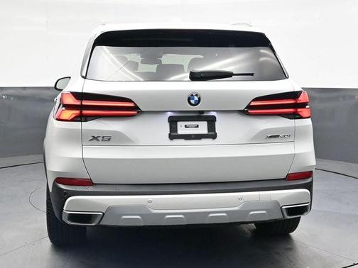 Mineral White Metallic 2024 BMW X5 xDrive40i