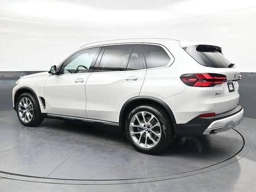 Mineral White Metallic 2024 BMW X5 xDrive40i