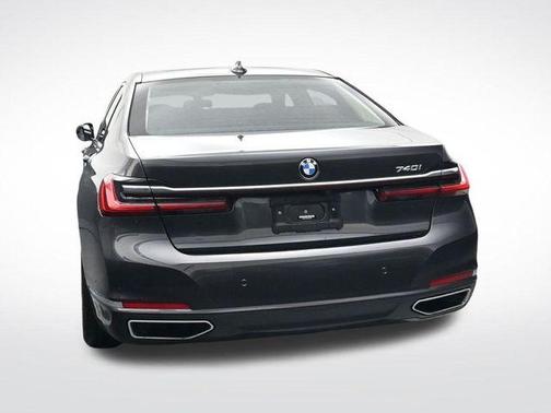 2022 BMW 740 i
