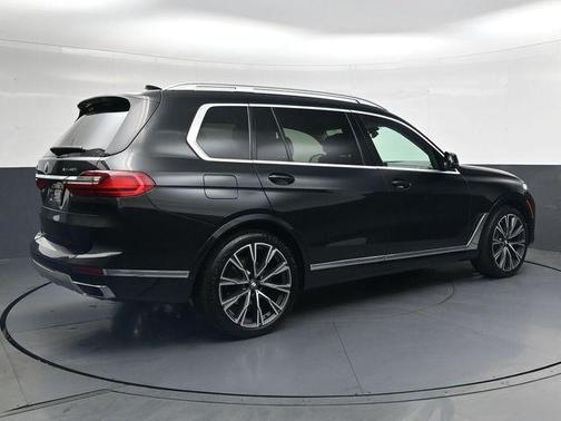 Black Sapphire Metallic 2021 BMW X7 xDrive40i
