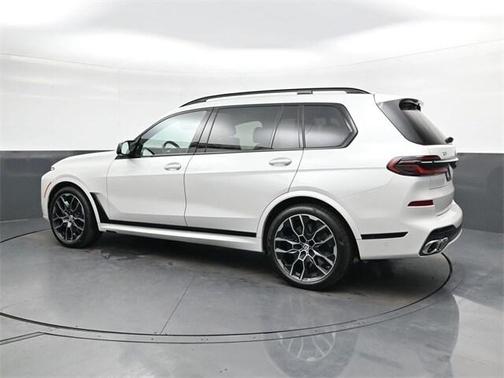2023 BMW X7 M60i