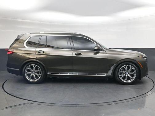Manhattan Green Metallic 2025 BMW X7 xDrive40i