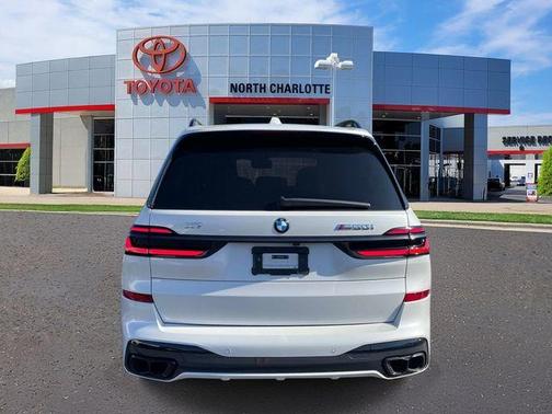 Mineral White Metallic 2025 BMW X7 M60i