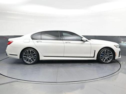 Mineral White Metallic 2022 BMW 750 i xDrive