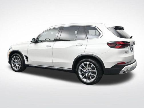 Mineral White Metallic 2026 BMW X5 xDrive40i