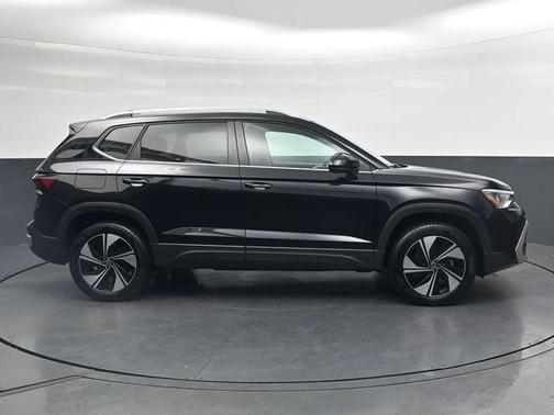 Deep Black Pearl Effect 2025 Volkswagen Taos 1.5T SE