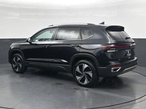 Deep Black Pearl Effect 2025 Volkswagen Taos 1.5T SE