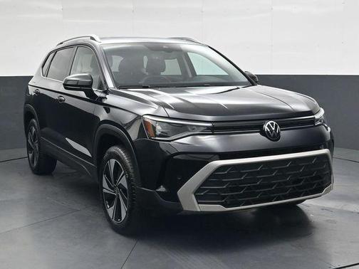Deep Black Pearl Effect 2025 Volkswagen Taos 1.5T SE