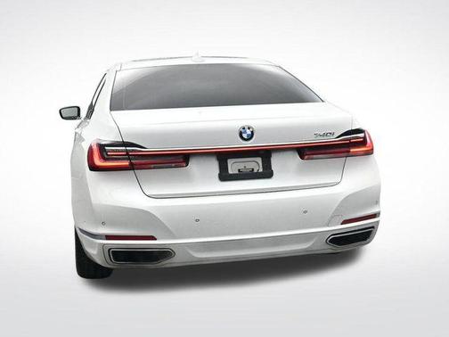 2022 BMW 740 i