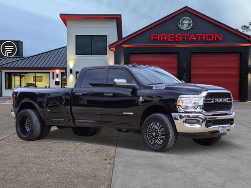 Diamond Black Crystal Pearlcoat 2022 RAM 3500 Tradesman Crew Cab 4x4 8' Box