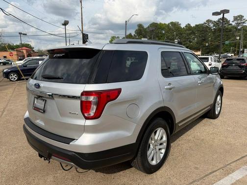 Ingot Silver Metallic 2019 Ford Explorer XLT