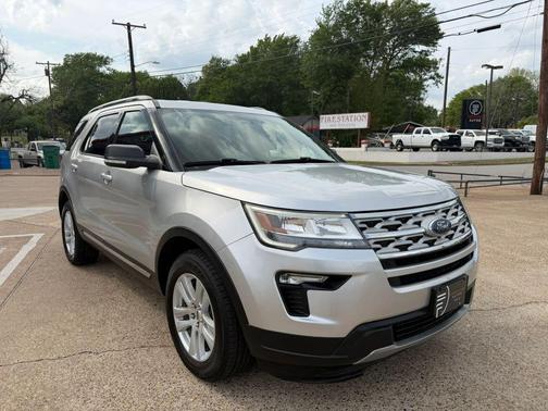Ingot Silver Metallic 2019 Ford Explorer XLT