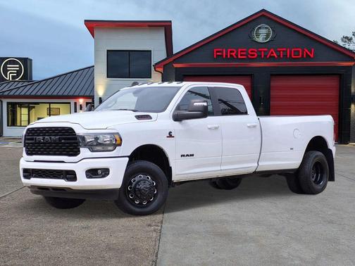 Bright White Clearcoat 2024 RAM 3500 Big Horn Crew Cab 4x4 8' Box