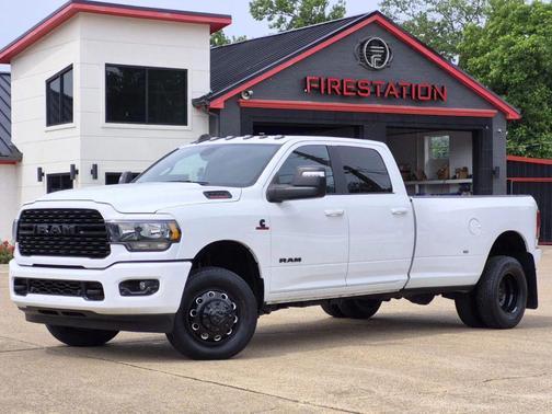 Bright White Clearcoat 2024 RAM 3500 Big Horn Crew Cab 4x4 8' Box