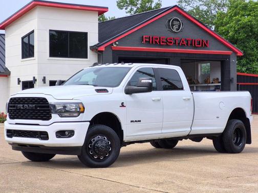 Bright White Clearcoat 2024 RAM 3500 Big Horn Crew Cab 4x4 8' Box