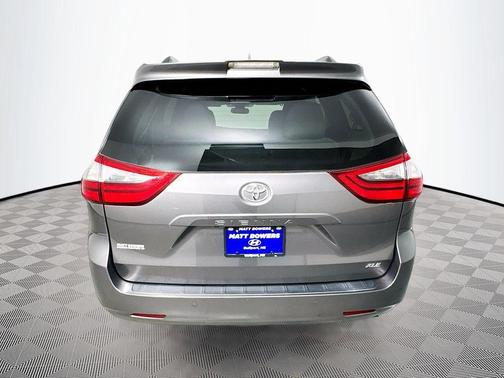 2020 Toyota Sienna XLE