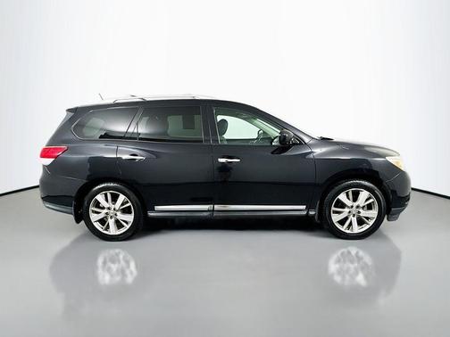 Magnetic Black 2016 Nissan Pathfinder Platinum