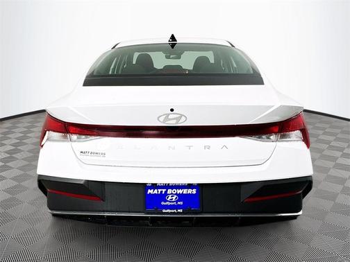 2025 Hyundai ELANTRA SE