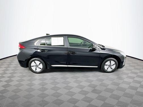 2022 Hyundai IONIQ Hybrid SE
