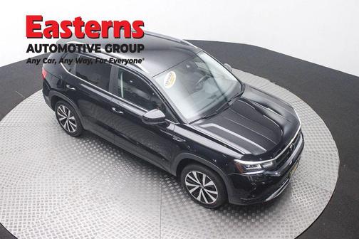 Deep Black Pearl 2024 Volkswagen Taos 1.5T SE