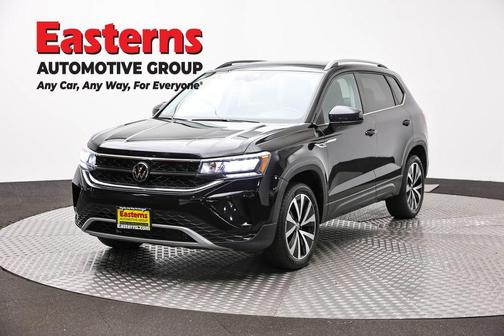 Deep Black Pearl 2024 Volkswagen Taos 1.5T SE