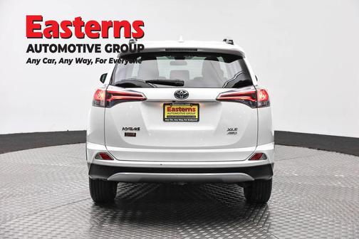 Super White 2018 Toyota RAV4 XLE