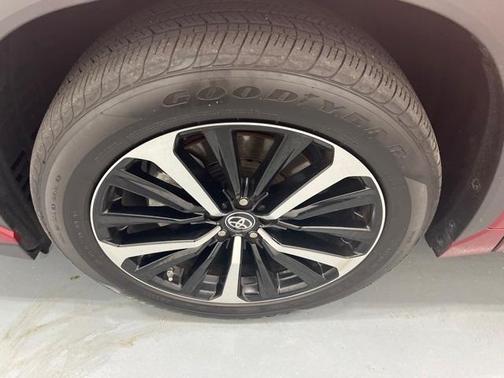 Photo 4 of 27 of 2021 Toyota Highlander XSE