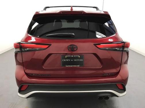 Photo 3 of 35 of 2021 Toyota Highlander XSE