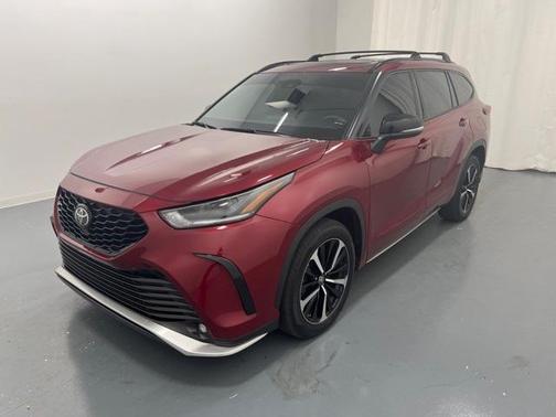 Photo 3 of 27 of 2021 Toyota Highlander XSE