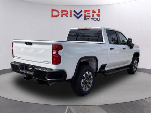 Summit White 2026 Chevrolet Silverado 2500 Custom