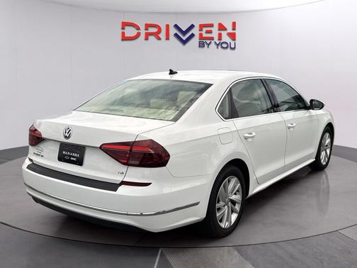 Pure White 2018 Volkswagen Passat 2.0T SE